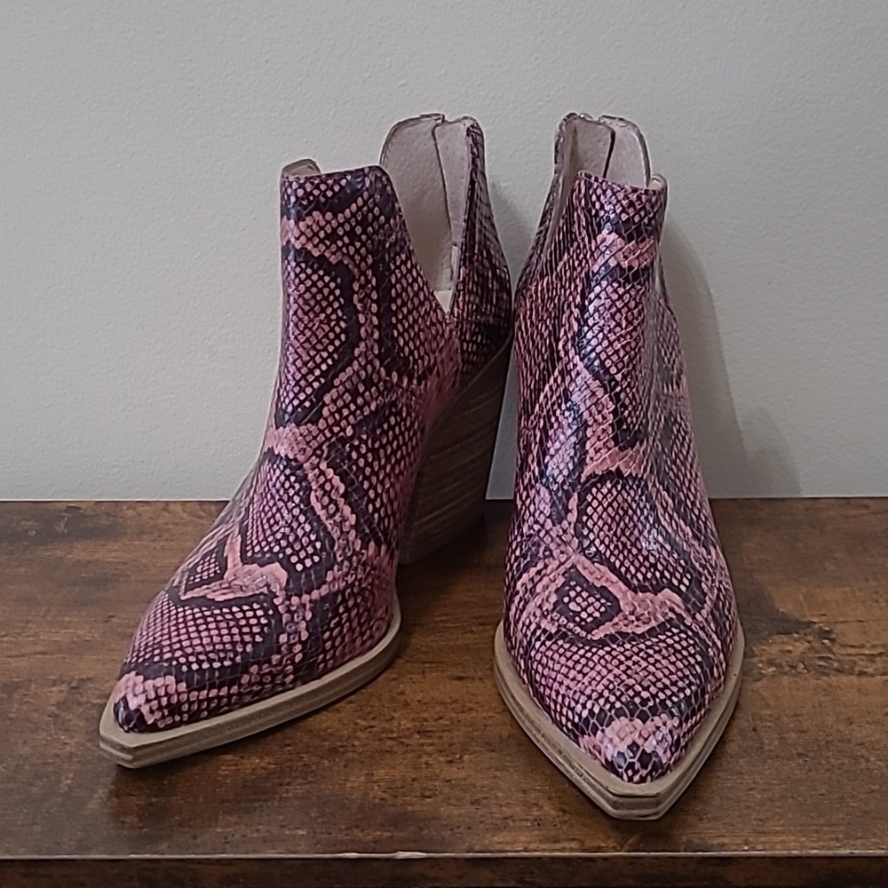 Vince Camuto Gigietta Pink Snakeskin Print Ankle Booties with Zip Back size 7